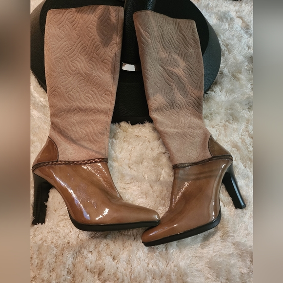 Bought this boot in a store named PRAVDA. No box to check the brand. - Picture 2 of 5